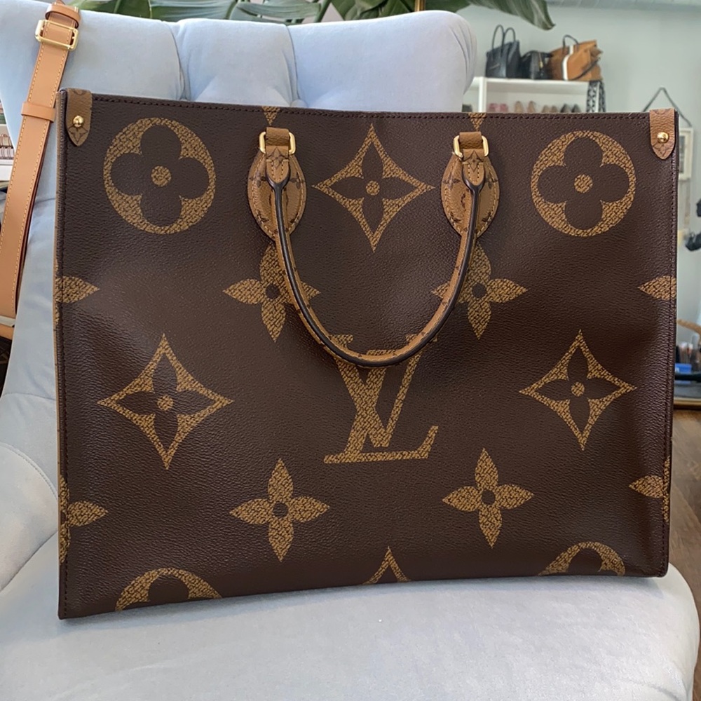 Louis Vuitton GM logo bag